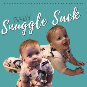 Op de afbeelding: Twee baby's dragen bruine en witte slaapzakken met patronen. De tekst "BABY SNUGGLE SACK" staat bovenaan de afbeelding. De tekst "PREFERRED TO A BLANKET" staat onderaan de afbeelding.