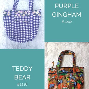 Op de afbeelding: Twee draagtassen. E&eacute;n is paars geruit met madeliefjes en de tekst "PURPLE GINGHAM #1242". De andere heeft een teddybeerprint met de tekst "TEDDY BEAR #1216". Beide tassen hebben handvatten.