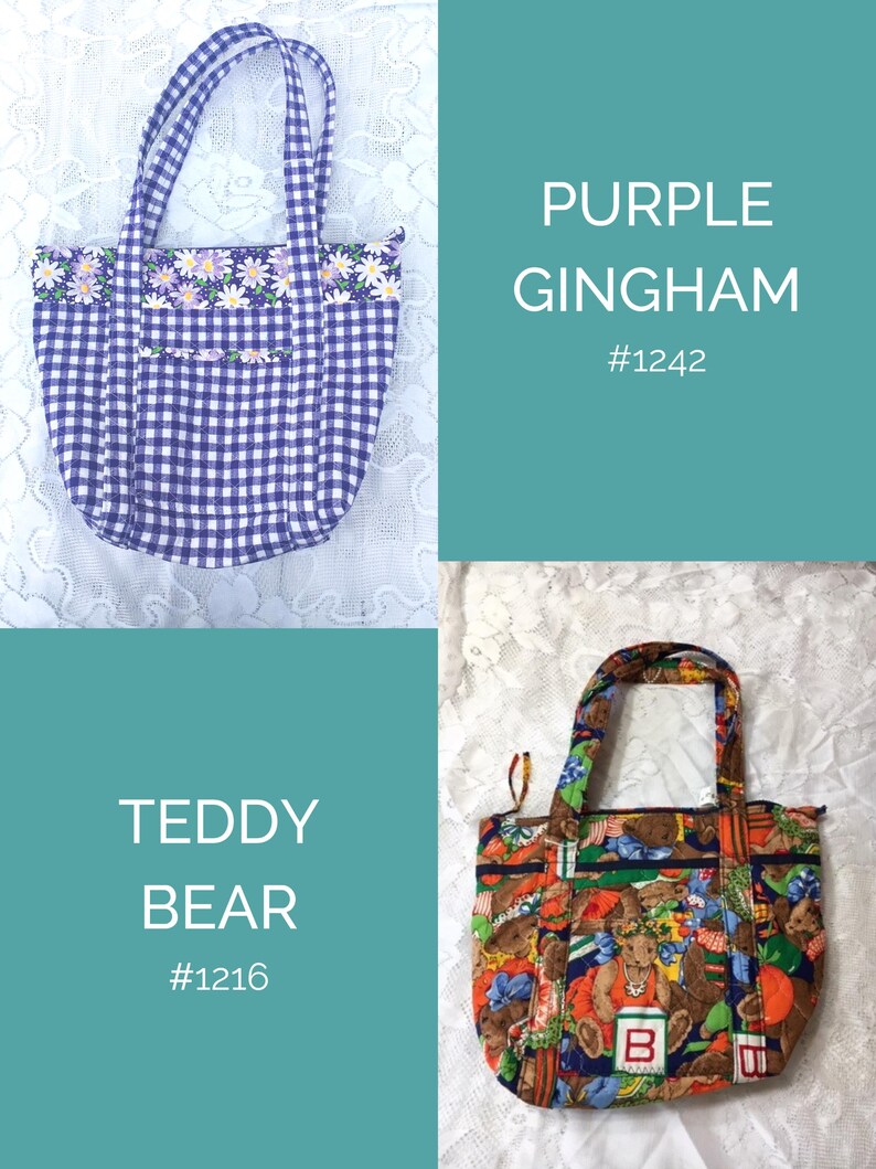 Op de afbeelding: Twee draagtassen. E&eacute;n is paars geruit met madeliefjes en de tekst "PURPLE GINGHAM #1242". De andere heeft een teddybeerprint met de tekst "TEDDY BEAR #1216". Beide tassen hebben handvatten.