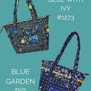 Op de afbeelding: Twee blauwe draagtassen met bloempatronen. E&eacute;n tas is gelabeld "Blue with Ivy #1273" en de andere "Blue Garden #1272". De tassen hebben bijpassende handvatten en ritsen. De bloempatronen bevatten blauwe en gele bloemen op een donkerblauwe achtergrond.