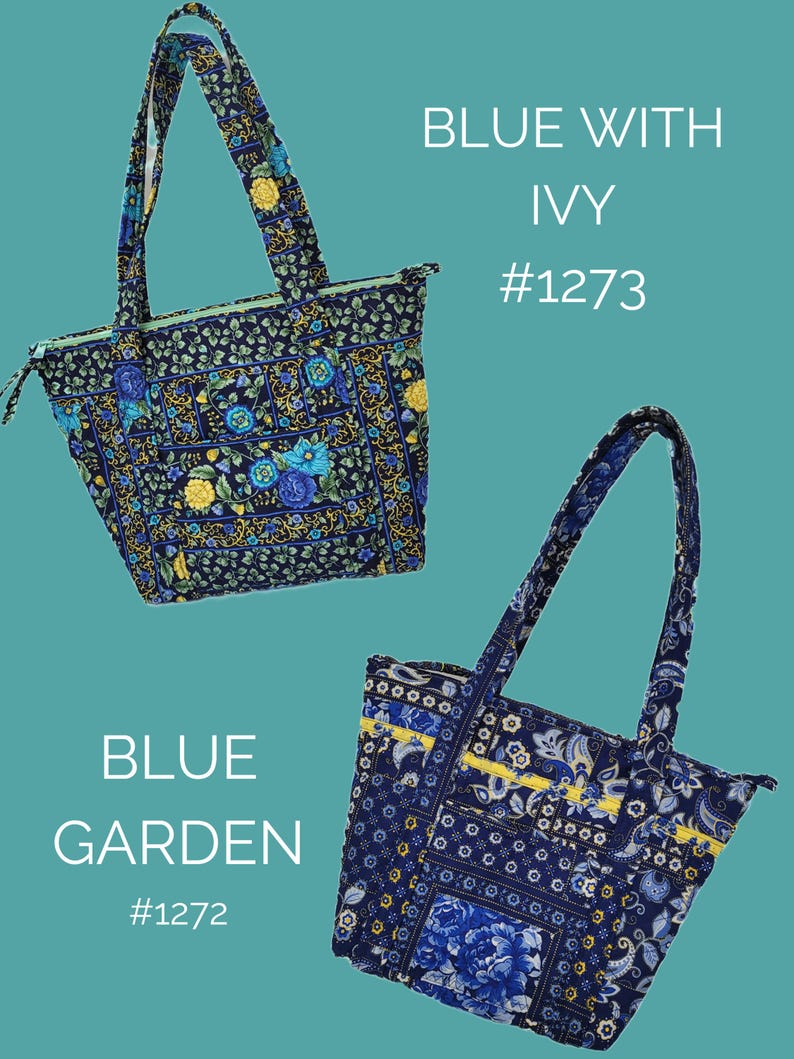 Op de afbeelding: Twee blauwe draagtassen met bloempatronen. E&eacute;n tas is gelabeld "Blue with Ivy #1273" en de andere "Blue Garden #1272". De tassen hebben bijpassende handvatten en ritsen. De bloempatronen bevatten blauwe en gele bloemen op een donkerblauwe achtergrond.