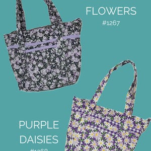 Op de afbeelding: Twee tote tassen met bloemenpatronen. E&eacute;n heeft lavendelbloemen op een zwarte achtergrond, de andere paarse madeliefjes. Beide tassen hebben bijpassende handvatten en afwerking. De tekst op de afbeelding luidt "Lavender Flowers #1267" en "Purple Daisies #1268".