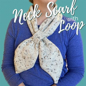 Op de afbeelding: Een witte en bruine gevlekte gebreide sjaal met een lus. De sjaal is in een strik om de nek geknoopt. De tekst "Neck Scarf with Loop" is in wit op een turquoise achtergrond geschreven.