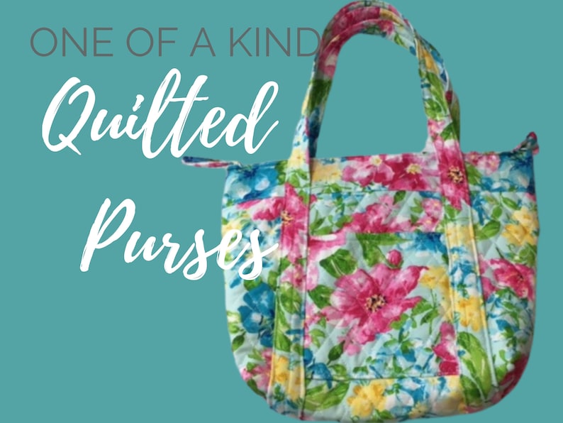 Op de afbeelding: Gewatteerde handtas met een bloemenpatroon in roze, blauw en geel. De tote bag heeft een gewatteerd ontwerp en een voorvak. De tekst "ONE OF A KIND Quilted Purses" staat op de afbeelding.