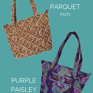 Op de afbeelding: Twee tote tassen worden getoond tegen een turquoise achtergrond. E&eacute;n is bruin met een parketpatroon, de andere is paars met een paisley bloemenontwerp. De tassen hebben gevlochten handvatten en buitenzakken. De tekst "BROWN PARQUET #1271" en "PURPLE PAISLEY #1274" zijn zichtbaar.