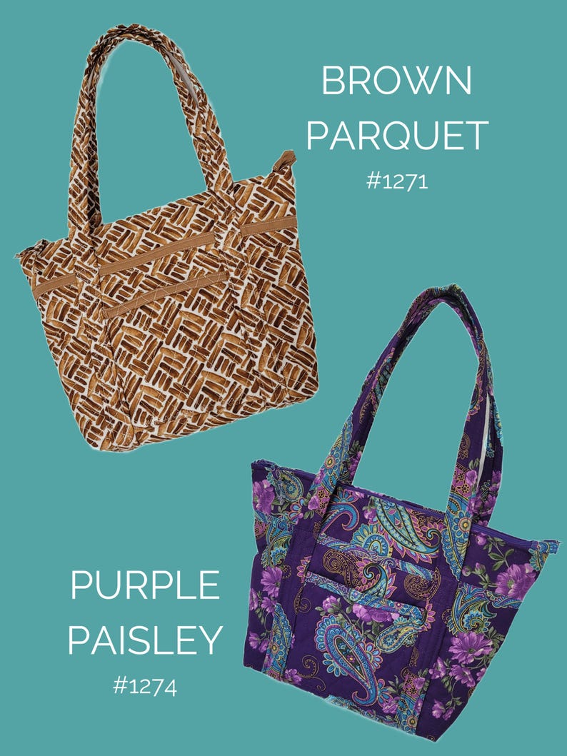 Op de afbeelding: Twee tote tassen worden getoond tegen een turquoise achtergrond. E&eacute;n is bruin met een parketpatroon, de andere is paars met een paisley bloemenontwerp. De tassen hebben gevlochten handvatten en buitenzakken. De tekst "BROWN PARQUET #1271" en "PURPLE PAISLEY #1274" zijn zichtbaar.
