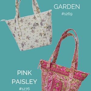 Op de afbeelding: Twee gewatteerde draagtassen. E&eacute;n is cr&egrave;mekleurig met een bloemenpatroon, de andere is roze met een paisley-ontwerp. De tassen hebben bijpassende handvatten en ritsen. Tekst op de afbeelding luidt "SPRING GARDEN #1269" en "PINK PAISLEY #1276".