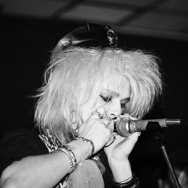 Michael Monroe, (Hanoi Rocks) guesting Johnny Thunders on stage in London 1988-89