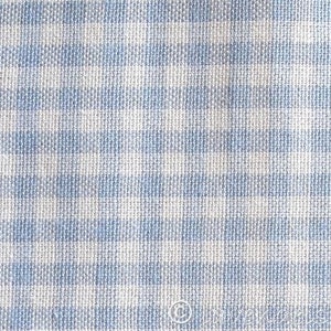 Puede incluir: Tela de vichy azul y blanco con una textura sutil.