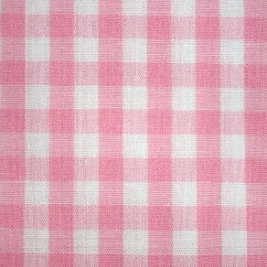 Op de afbeelding: Roze en witte gingham stof met een geruit patroon.