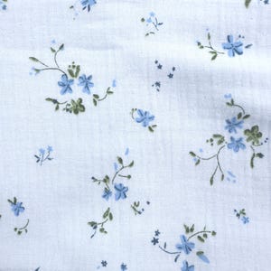 Muslin Dubbelväv GOTS ~ ljusblått blommönster ~ bomull - fjäderlätt