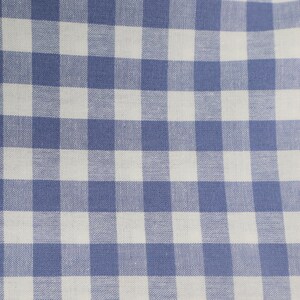 Op de afbeelding: Close-up van een blauw en wit geruit stof. Het patroon bestaat uit gelijkmatig verdeelde vierkanten, waardoor een klassiek geruit ontwerp ontstaat. De stof lijkt een geweven materiaal te zijn, geschikt voor diverse textielprojecten.