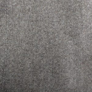 Op de afbeelding: Close-up van een getextureerde, grijze stof. Het materiaal heeft een geweven uiterlijk met een subtiel patroon van lichte en donkere draden, waardoor een gemêleerd effect ontstaat. De stof lijkt duurzaam en geschikt voor bekleding of kleding.