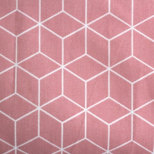 Könnte beinhalten: Rosa Stoff mit einem weißen geometrischen Muster aus überlappenden Quadraten.