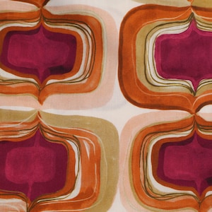 Peut inclure: Tissu à motif abstrait avec un fond blanc et un motif répétitif de carrés superposés dans des tons d'orange, de brun et de rose avec un centre bordeaux.