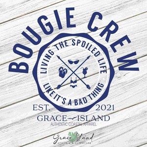 Può includere: Un logo blu e bianco con il testo "Bougie Crew" in un cerchio. Il testo "Living the Spoiled Life Like It's a Bad Thing" è all'interno del cerchio. Il testo "Est. 2021" è sotto il cerchio. Il testo "Grace Island Authentic Coastal Apparel" è sotto il testo "Est. 2021". Il testo "Grace Island Collection" è in fondo all'immagine.