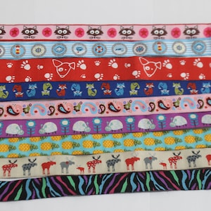 Può includere: Assortimento di nastri decorativi con motivi colorati. I nastri presentano vari disegni, tra cui gatti, impronte di zampe, volpi, paisley, ananas, alci e strisce zebrate.