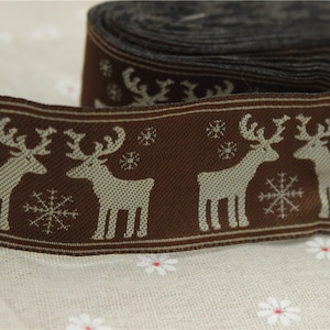 ruban tissé borture motif cerf  fond marron