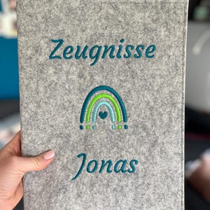 Personalisierte Zeugnis Mappe mit Regenbogen Motiv - viele Farbdesigns möglich Junge oder Mädchen