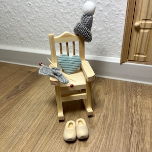 Wichtel KOMPLETTSET Schaukelstuhl mit Stricksachen Mütze und Holzschuhe Miniatur Set mit 5 Teilen