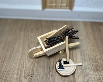 Könnte beinhalten: Ein kleiner Holzkarren gefüllt mit kleinen Holzstöcken, zwei kleinen Holzäxten und einem Holzgriff auf einer Holzoberfläche.
