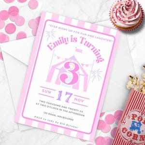 Faire-part d'anniversaire rose pastel pour le carnaval, invitation à une troisième fête d'anniversaire sur le thème du cirque, festival amusant pour une fille qui fête ses trois ans PC2025
