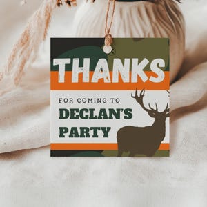 Redigerbar Canva-mall för tacketikett för hjortjakt, födelsedagspresentetikett för kamouflagejägare, presentetikett för skogsfest, utskrivbar festdekoration HCP2024