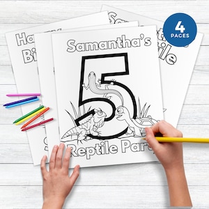 以下が含まれることがあります： 「Samantha's 5 Reptile Party」と「Happy Birthday」のテキストが入った白い塗り絵の束。数字の5は爬虫類のイラストで装飾されています。青い円は「4ページ」を示しています。色鉛筆が見えます。