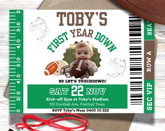 Op de afbeelding: Een rechthoekige uitnodigingskaart ontworpen als een football-ticket met groene en bruine accenten. Het bevat de tekst TOBY'S FIRST YEAR DOWN, een foto van een baby met een football en evenementdetails zoals datum en locatie.
