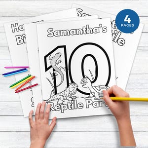 Op de afbeelding: Een set van vier printbare kleurplaten met de tekst Samantha's 10 Reptile Party en lijntekeningen van een hagedis, een leguaan en een schildpad. De pagina's zijn wit met zwarte omlijningen en worden vergezeld door diverse kleurpotloden.
