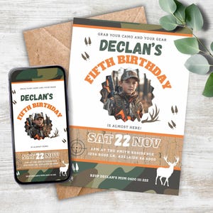 Inbjudan till jaktfödelsedag med foto, inbjudan till 5-årsfest med hjortjakt och kamouflagetema, digital mall för pojkars födelsedagsfest HCP2024