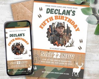 Könnte beinhalten: Geburtstagseinladung und passender Telefonbildschirm mit Camouflage-Design. Die Einladung lautet "Declan's Fifth Birthday" mit dem Datum "Sat 22 Nov". Das Design umfasst Hirschgeweihe, Fußabdrücke und ein Ziel.