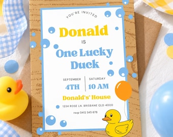 Peut inclure: Une carte d'invitation rectangulaire avec une bordure imitation bois, décorée de bulles bleues et d'un canard en plastique jaune tenant un ballon orange. Le texte indique : You're Invited, Donald is One Lucky Duck, September 4th, Saturday 10 AM, Donald's House, 1234 Rose Ln. Brisbane QLD 4000, rsvp 0412 345 678.