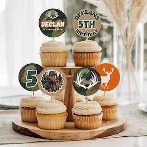 Redigerbar Canva-mall för muffins med hjortjakt, muffinsplockar för kamouflagejägare med foto, dekoration för 5-årsdag med skogspojke HCP2024