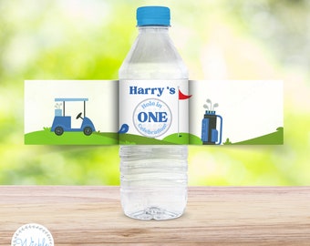Plantilla de Canva de etiqueta editable para botella de agua de cumpleaños con temática de golf azul, ideal para la fiesta del primer cumpleaños de un niño de un año.