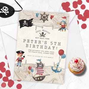 Puede incluir: Ahoy, Mateys! ¡Zarpen para el 5º cumpleaños de Peter! Una invitación de cumpleaños con temática pirata con un fondo de mapa del tesoro, un barco pirata y un pirata sosteniendo una espada. 3PM Sábado 6 de abril de 20XX, 123 Pirate Cove, Sydney NSW.  RSVP a Susan antes del 5 de marzo.