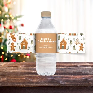 ジンジャーブレッドマンのクリスマスパーティー用ウォーターボトルラップCanvaテンプレート、パーソナライズされたお祝いパーティーの記念品、ホリデーパーティーのドリンクステッカーラベル