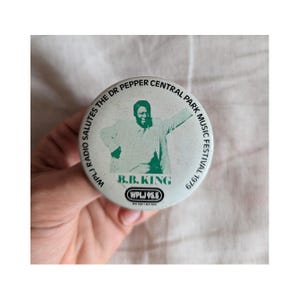 Könnte beinhalten: Ein weißer runder Knopf mit grünem Text und einem grünen Bild von B.B. King. Der Text lautet "WPLJ Radio Salutes the Dr Pepper Central Park Music Festival 1979" und "B.B. King" und "WPLJ 95.5".
