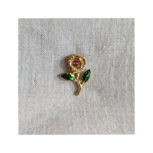 Vintage Mini goldfarbene Blume Pin w / rosa Strass Mitte