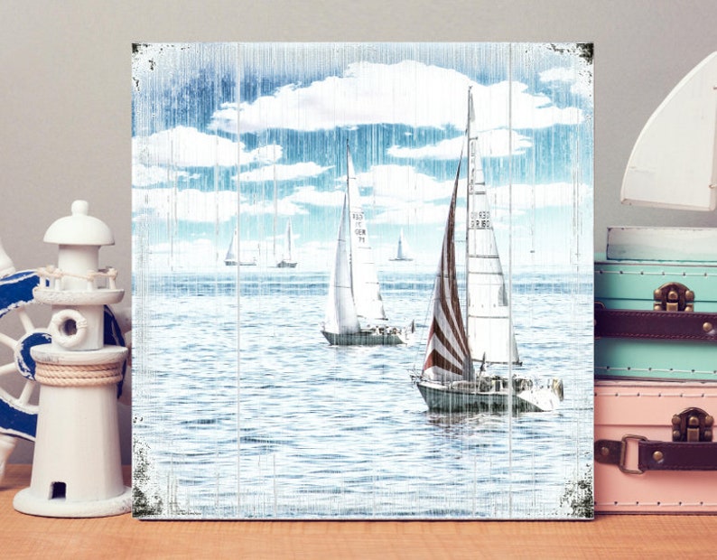 maritmes wandbild segeltörn segelboote als holzbild, bild auf holz. wanddeko geschenk handmade im rustikalen landhausstil, shabby chic, vintage style günstig kaufen. ostsseliebe, meer, sommer, blauer himmel