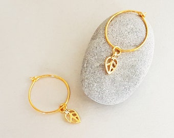 Piccoli orecchini a cerchio in oro con pendente a foglia, orecchini boho in argento 925 placcato oro