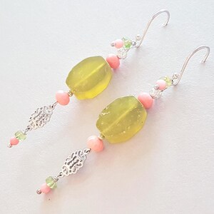 Orecchini pendenti unici in stile boho con pietre preziose, giada, corallo e peridoto, argento 925, realizzati a mano.
