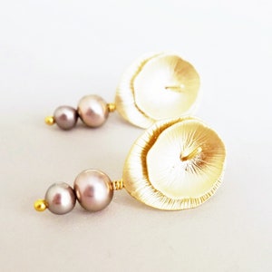 Perlen Ohrringe mit Lotus Blüten Ohrstecker vergoldet, Süßwasserperlen grau Bild 1