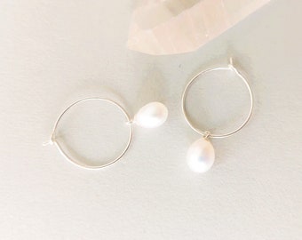 Boucles d'oreilles perles argent 925 / créoles avec perles d'eau douce blanches