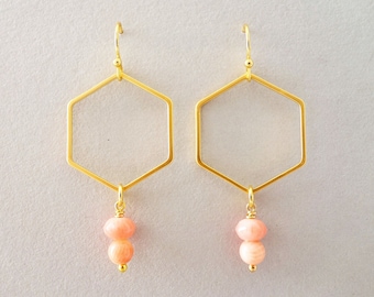 Rosa Koralle Ohrringe mit Hexagon gold, Minimalistischer Schmuck geometrisch, Boho Schmuck handgemacht