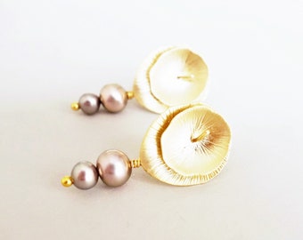 Perlen Ohrringe mit Lotus Blüten Ohrstecker vergoldet, Süßwasserperlen grau