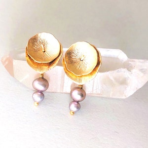 Orecchini di perle con borchie di fiori di loto placcati oro, perle d'acqua dolce grigie immagine 9