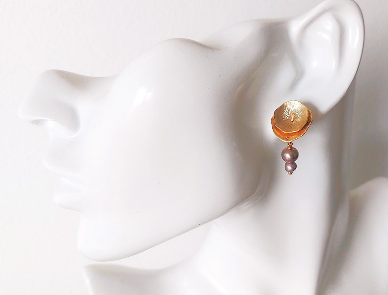 Perlen Ohrringe mit Lotus Blüten Ohrstecker vergoldet, Süßwasserperlen grau Bild 4