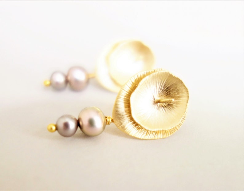 Perlen Ohrringe mit Lotus Blüten Ohrstecker vergoldet, Süßwasserperlen grau Bild 3