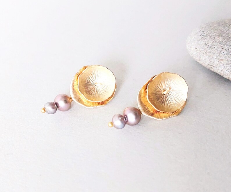 Orecchini di perle con borchie di fiori di loto placcati oro, perle d'acqua dolce grigie immagine 2
